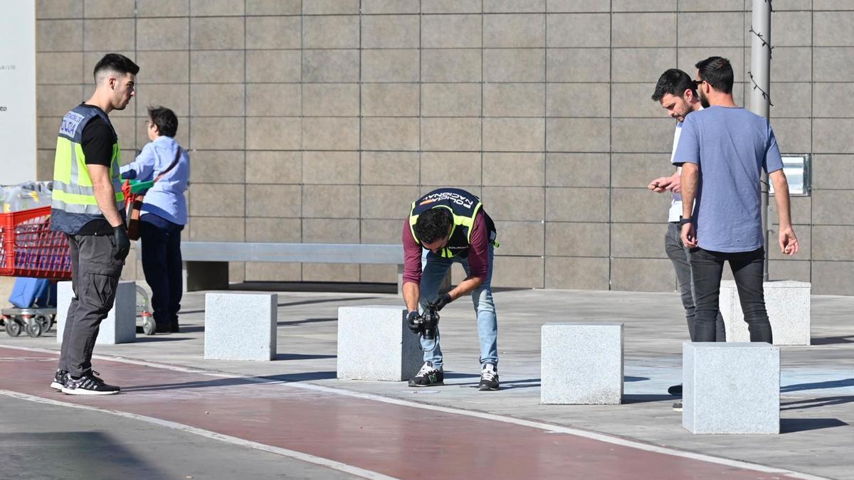 La Policía Científica fotografía el entorno del atraco a la joyería, este miércoles.