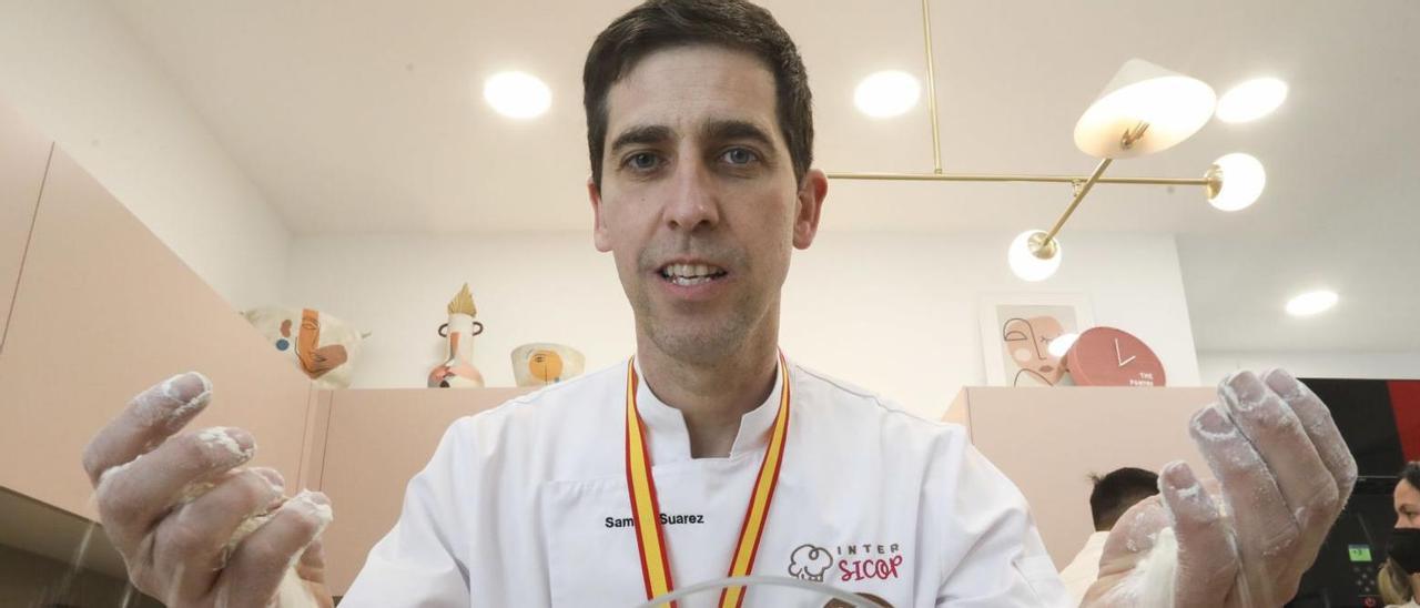 Samuel Suárez, entre harina, posando para LA NUEVA ESPAÑA cuando se coronó como el mejor panadero del país. | |  RICARDO SOLÍS