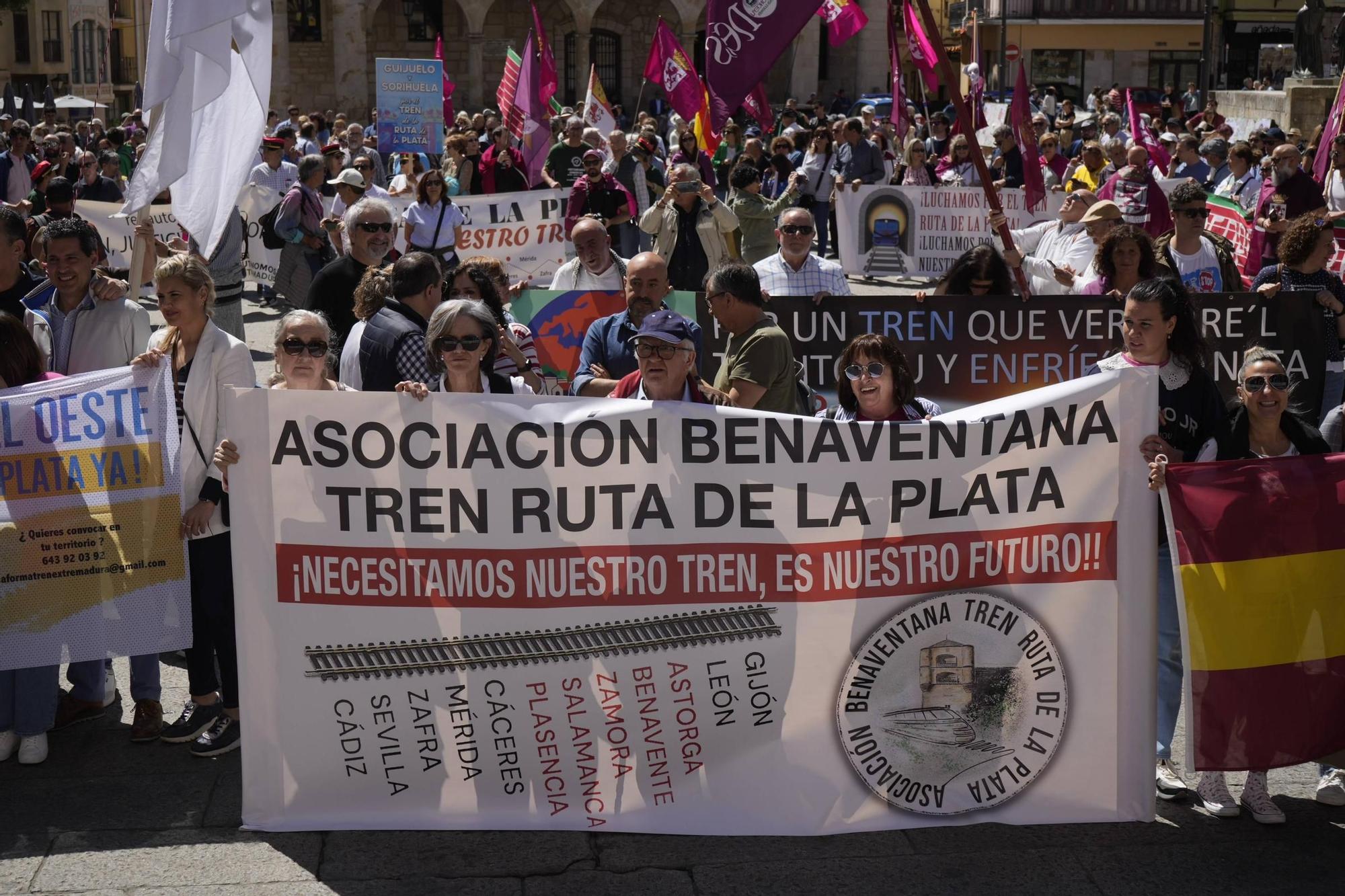 Extremadura se deja ver en la manifestación por el tren Ruta de la Plata de Zamora