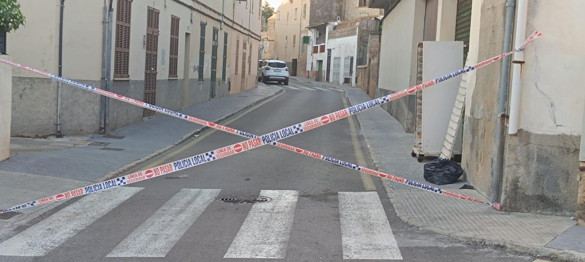 Un camión pierde su carga y obliga a cortar varias calles en Son Servera