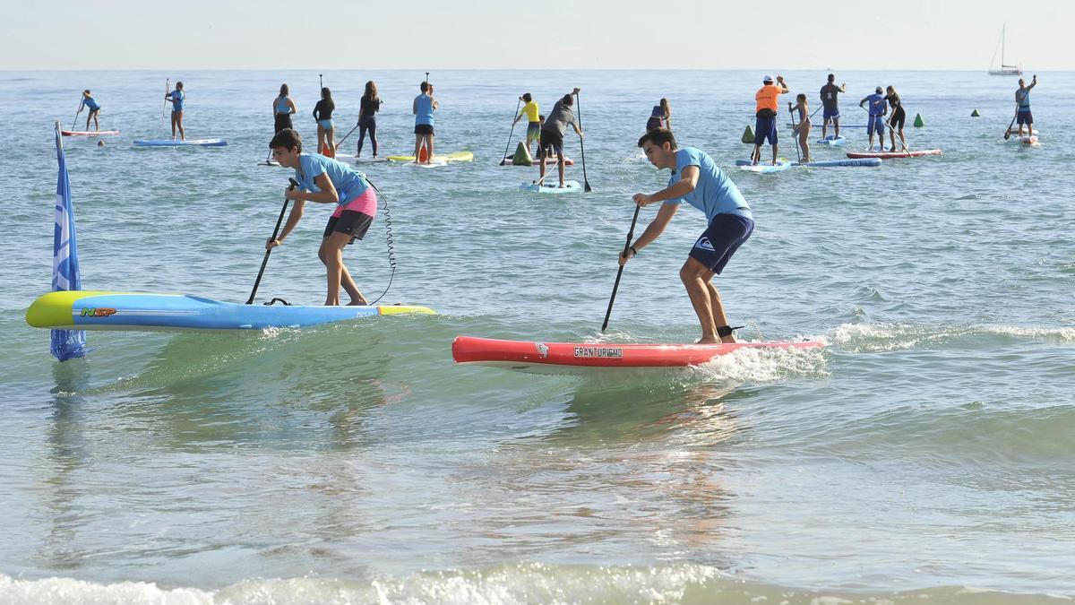 Algunos deportistas de todas las edades practicando paddle surf en las playas de Arenales del Sol durante el fin de semana.