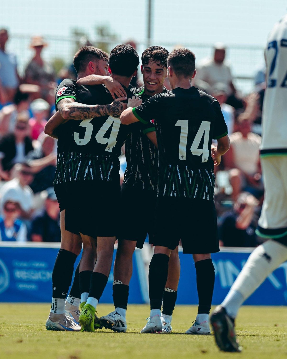 Ali Houary, Nordin, Josan y Aleix Febas se abrazan tras el gol de la victoria en el Pinatar Arena.