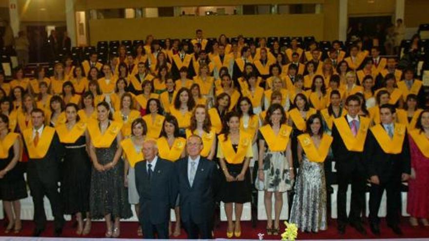 Los estudiantes de la XXVI promoción de Medicina de la Miguel Hernández posan en el Colegio Oficial de Alicante, momentos antes del acto de graduación celebrado ayer