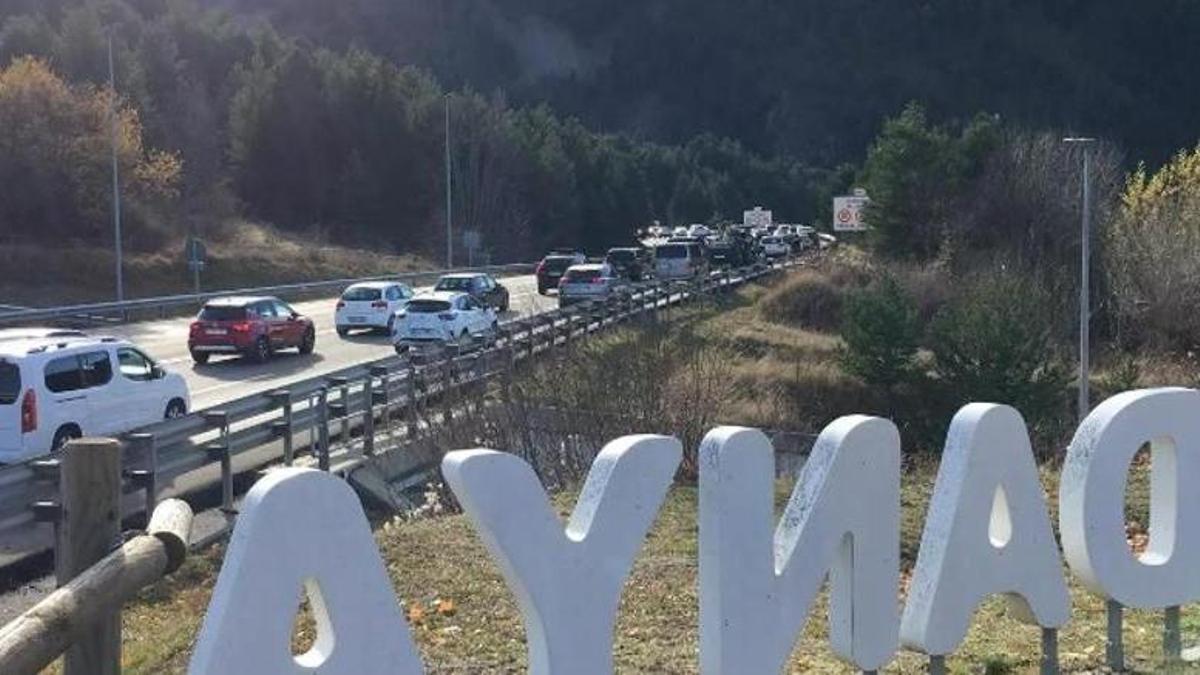 Vehicles a l'accés del Túnel del Cadí pel costat de Cerdanya