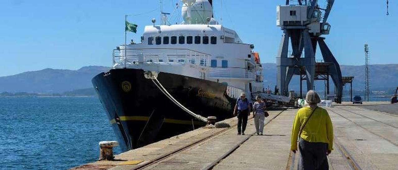 El crucero &quot;Sereníssima&quot; en el muelle de O Ramal. // Iñaki Abella