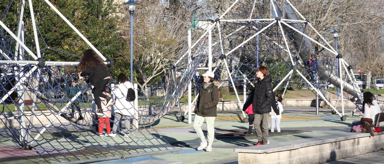 Un grupo de madres en un parque infantil