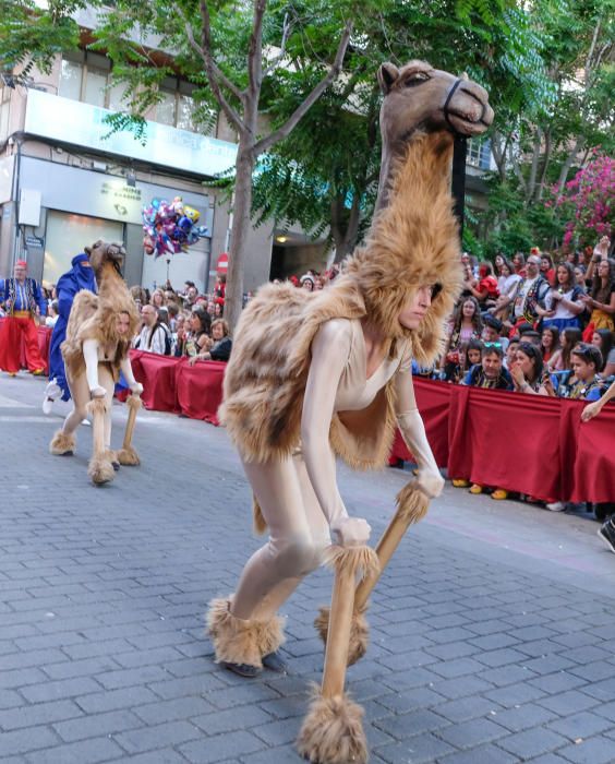 El boato de los Moros Marroquíes se cerró con los guardianes de la maga encerrados y el ejército de camellos.