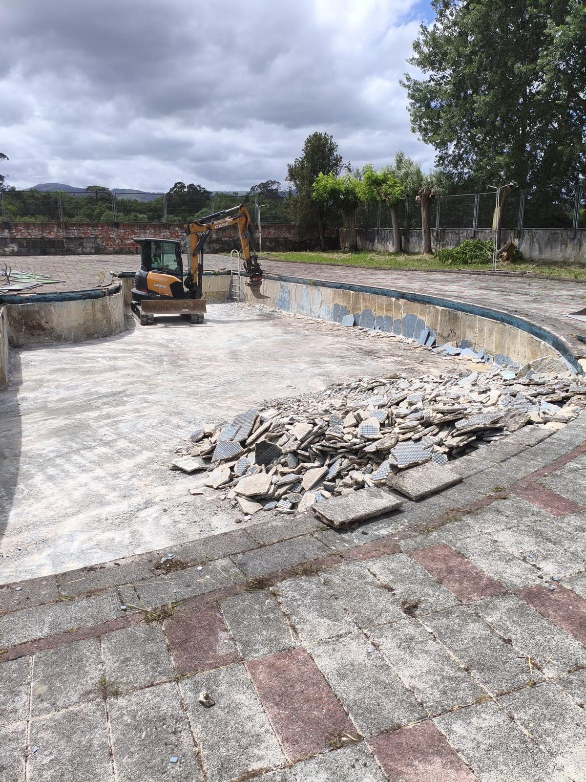 En imágenes: así avanzan las obras para recuperar la piscina de La Laboral