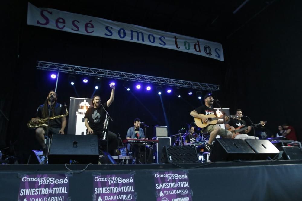 Cientos de personas acuden el concierto solidario por "Sesé", en el que actuaron Dakidarría, Zamaramandi, Siniestro Total y Wöyza