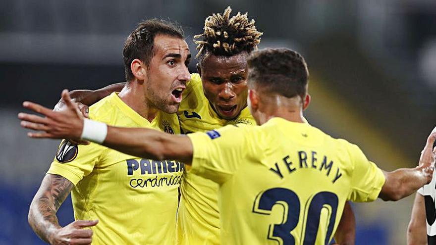 Paco Alcácer celebra con sus compañeros el segundo gol. / REUTERS