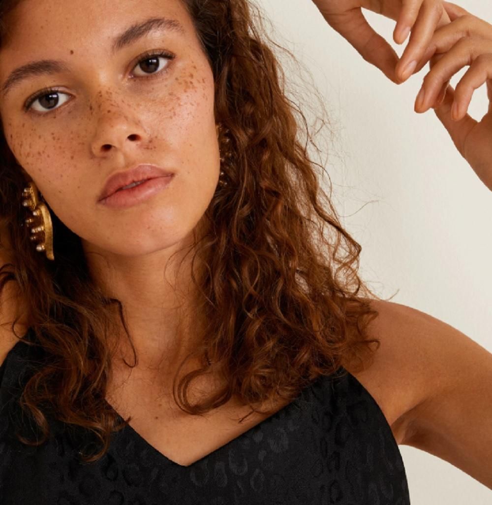 El vestido lencero de jacquard con leopardo, de Mango