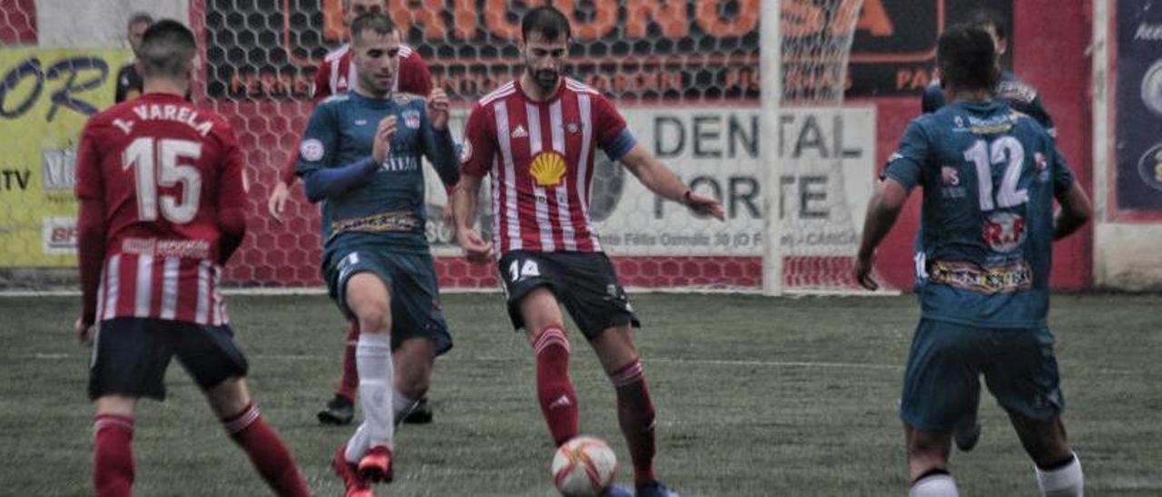 Abel controla el balón en un choque de esta temporada. | S.A.