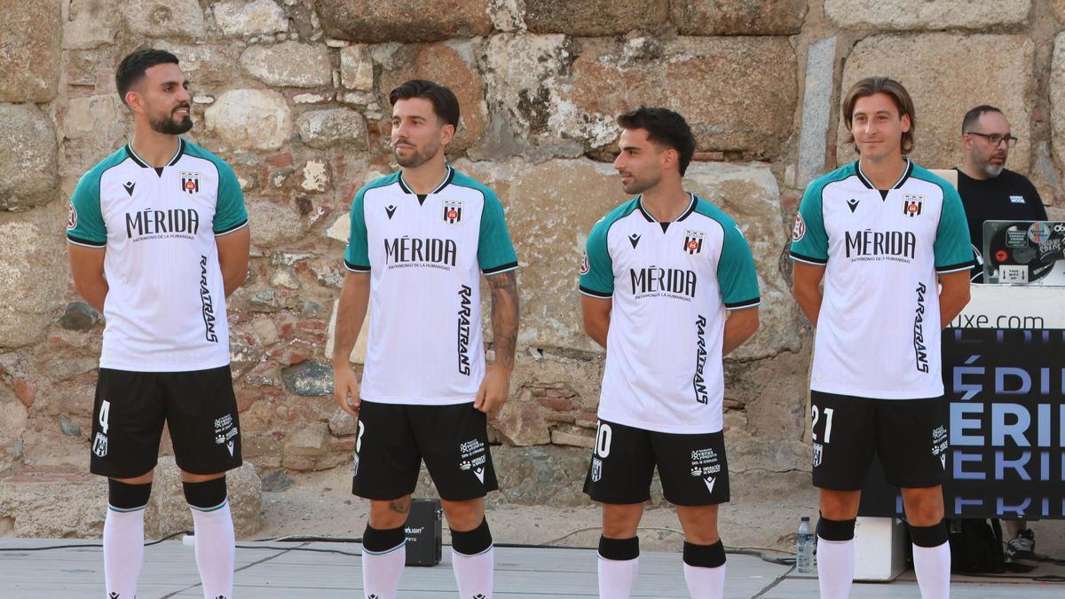 Presentación de las camisetas en el Templo de Diana.