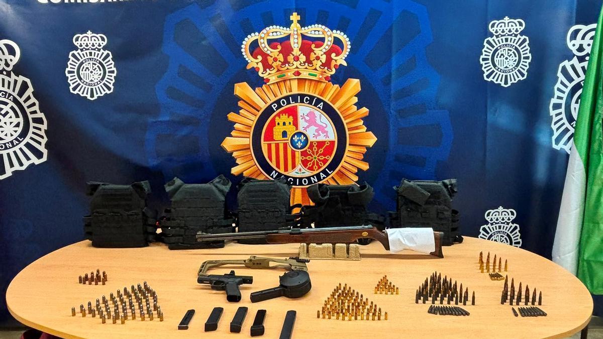 Armas y dinero incautado durante la detención.
