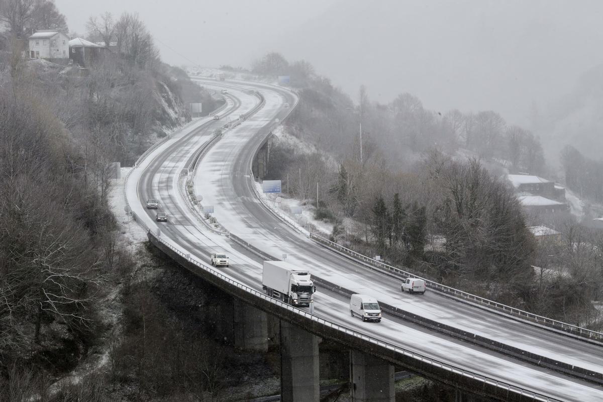 Varios coches circulan por una autovía nevada en Pedrafita do Cebreiro, Lugo.