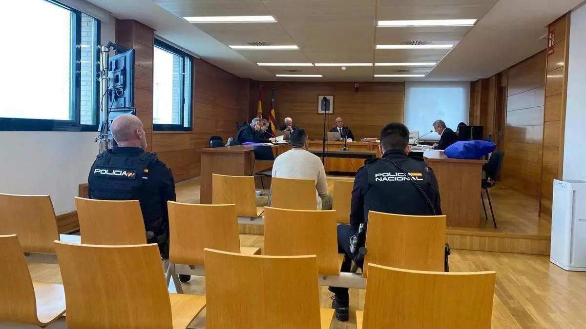 L'acusat, custodiat per dos policies nacionals aquest dijous al judici a l'Audiència Provincial de Castelló.