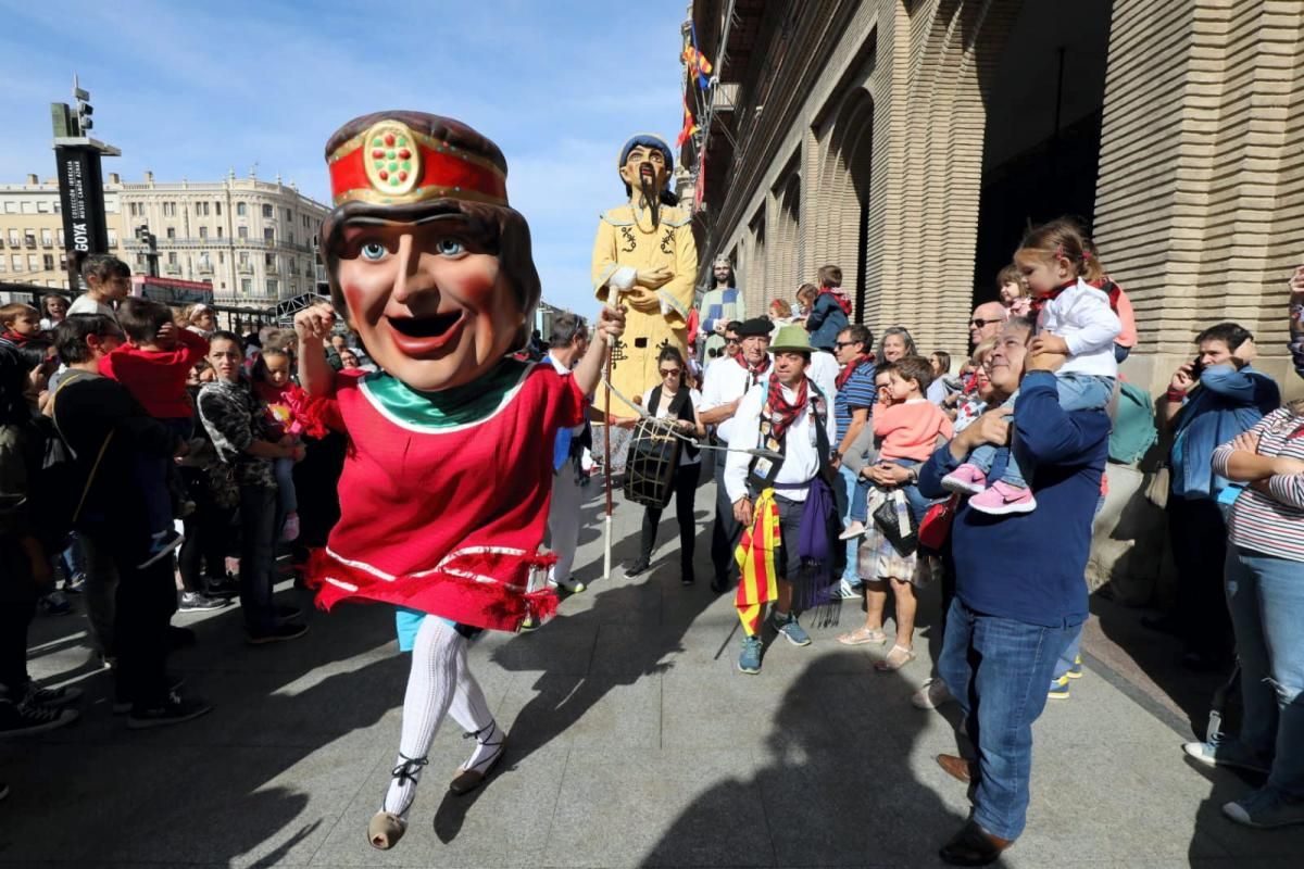 Comparsa de gigantes y cabezudos en el centro de Zaragoza