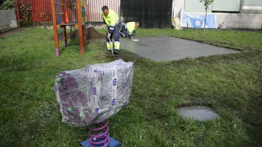 Operarios municipales asentando la base, ayer. // Bernabé/Luismy