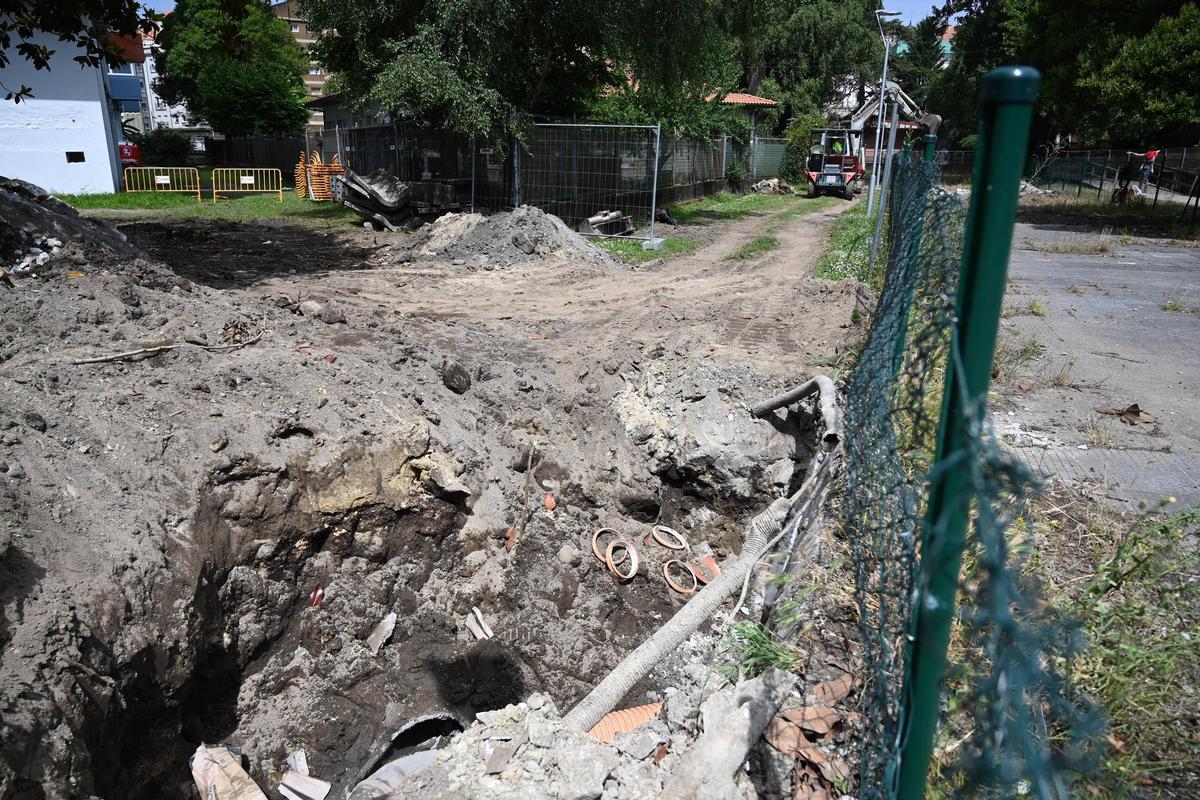 Una de las zanjas ya abiertas sobre el río