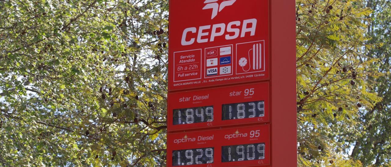 Panel de precios de una gasolinera de Cepsa en Córdoba, este viernes.