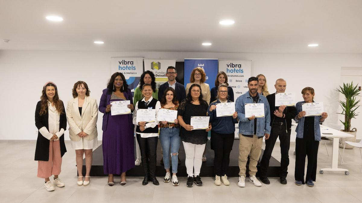 Los alumnos que aprobaron el curso posan conjuntamente en la sala de conferencias del Hotel Vibra Algarb.