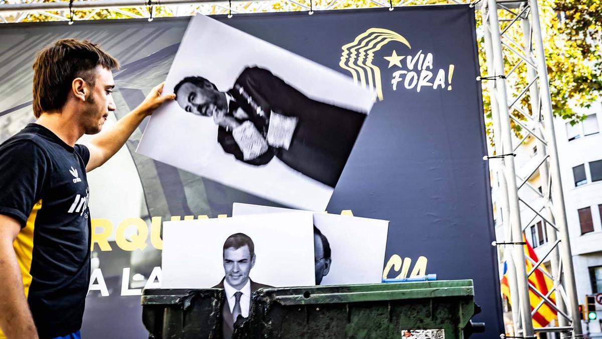 Manifestación convocada por ANC para recuperar lesperit dUrquinaona Manifestación convocada por ANC para recuperar lesperit dUrquinaona