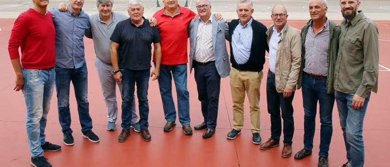 Kike de la Fuente, Rafa de la Fuente, Carlos Falagán, Floriano Fernández, Camilo Rodríguez, Hevia, Fernando del Río, Yago Puelles y Luis Iglesias, en el patio de Maristas. // Marta G. Brea