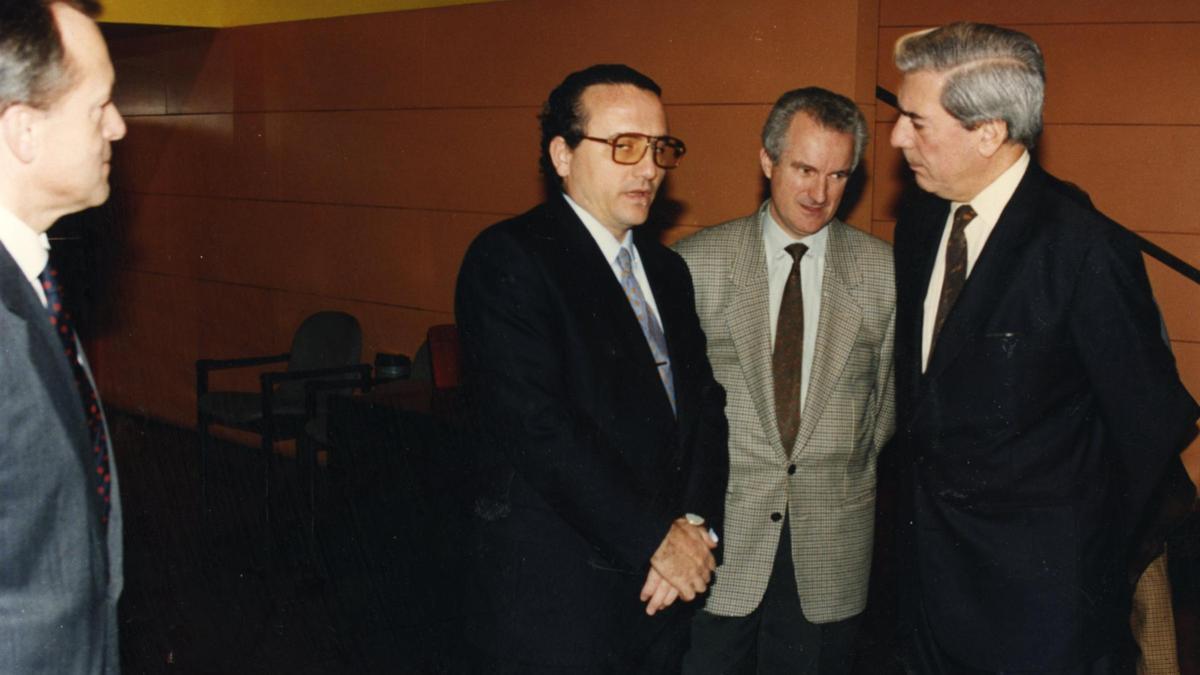 De izquierda a derecha José Manuel Vaquero, Javier Moll, Melchor Fernández y Mario Vargas Llosa en las instalaciones de LA NUEVA ESPAÑA en 1993