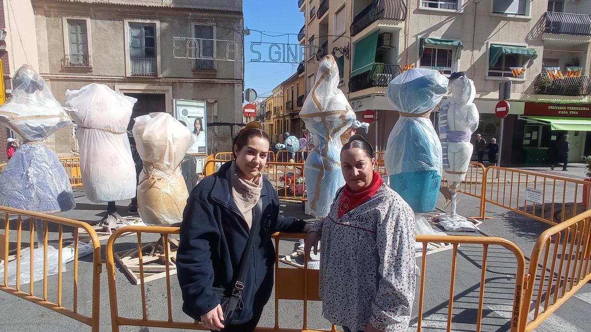 La presidenta y Fallera Mayor de Gregorio Gea con los pocos ninots embalados que les dejó el artista.