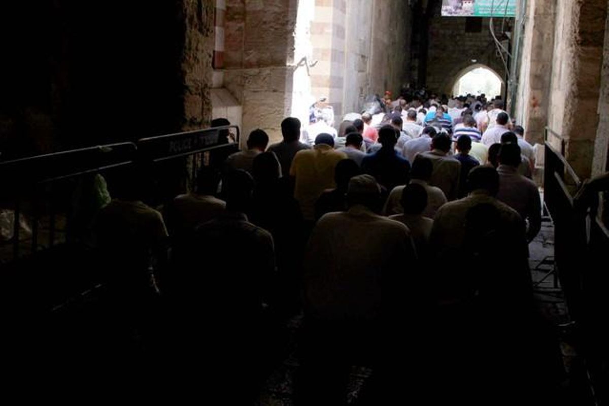 Pregària a les portes de l’Esplanada de les Mesquites de Jerusalem, on hi ha la mesquita de la Roca i d’Al-Aqsa, la tercera més sagrada de l’Islam.