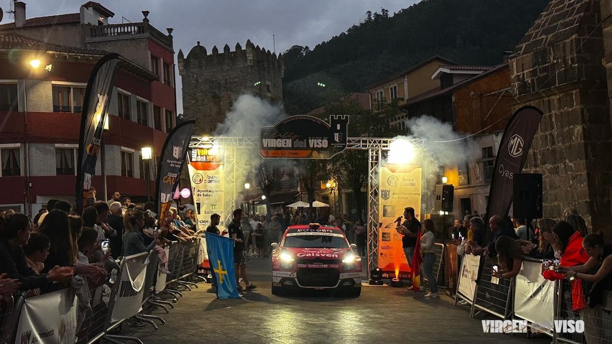 Un momento de la ceremonia de salida del rally, en plena villa de Salas.