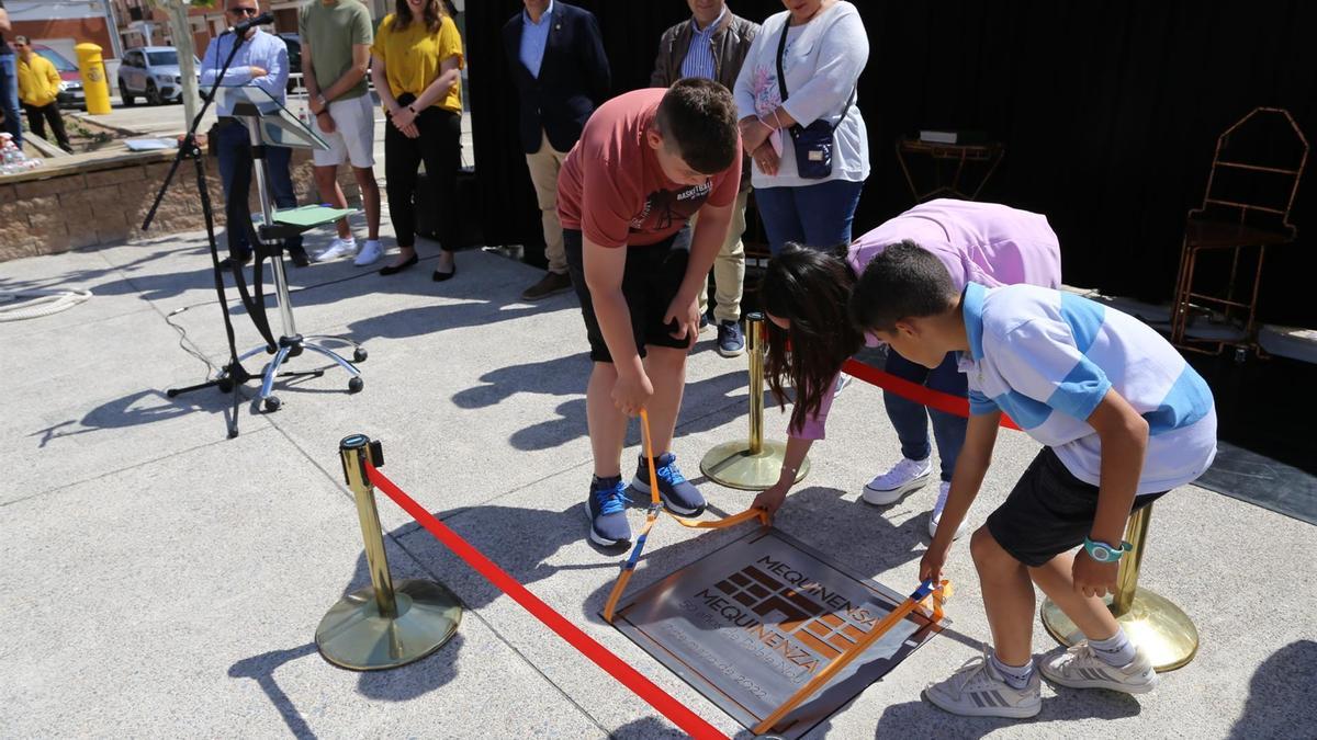 Dos representantes de los estudiantes han sido los encargados de enterrar la capsula