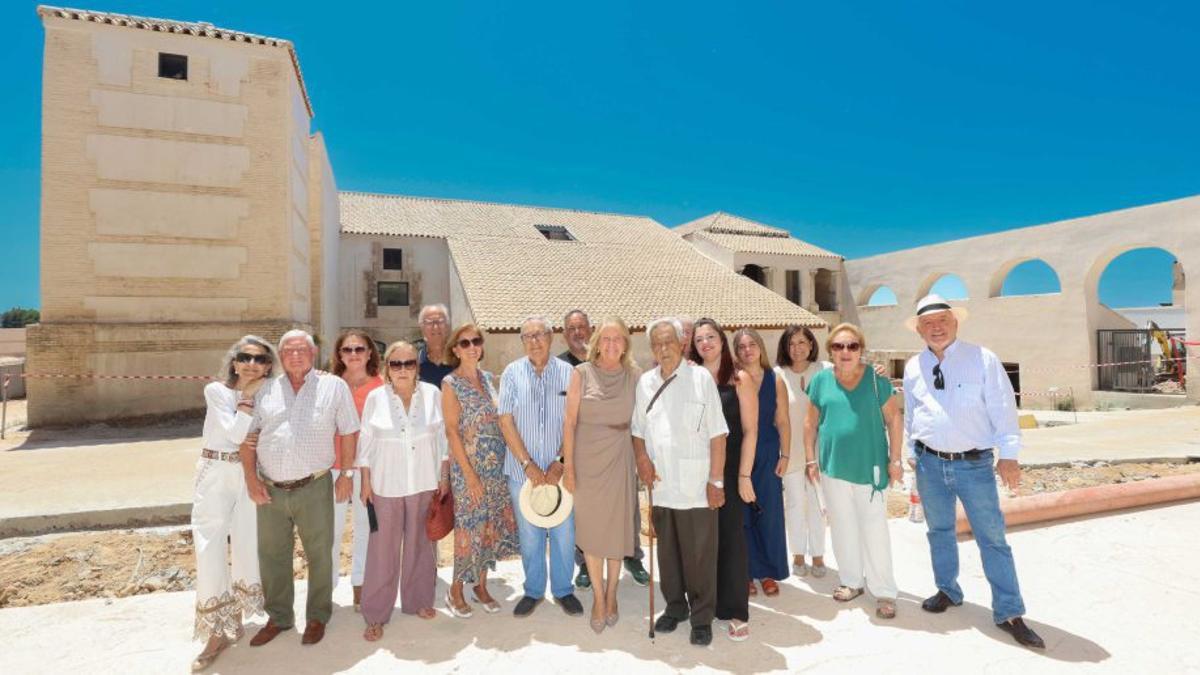 Integrantes de la familia que cedió la parcela que albergará la residencia.