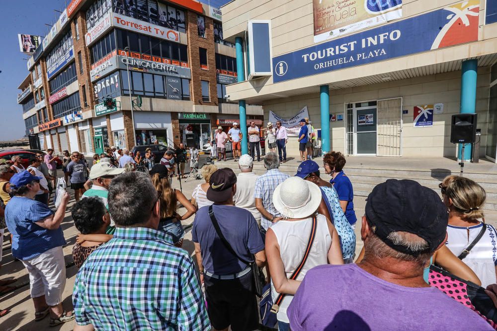 El alcalde de Orihuela Costa escucha las quejas de los vecinos sobre la limpieza