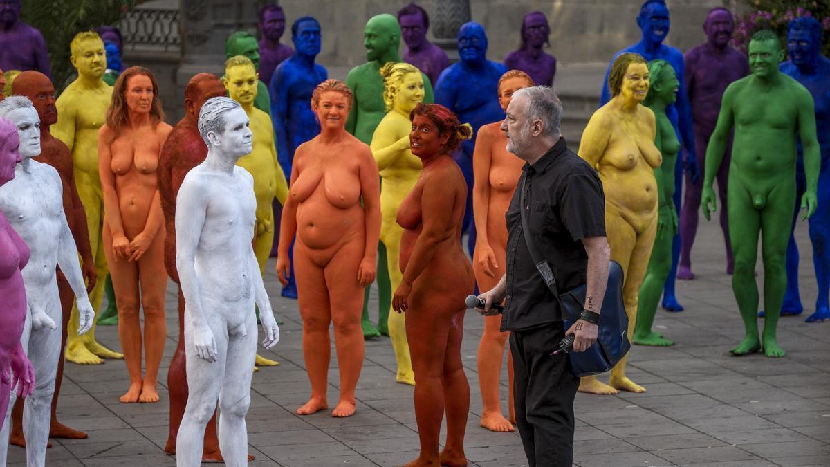 Spencer Tunick, de negro, con los participantes durante los preparativos de la instalación 'Gran Spectrum'.