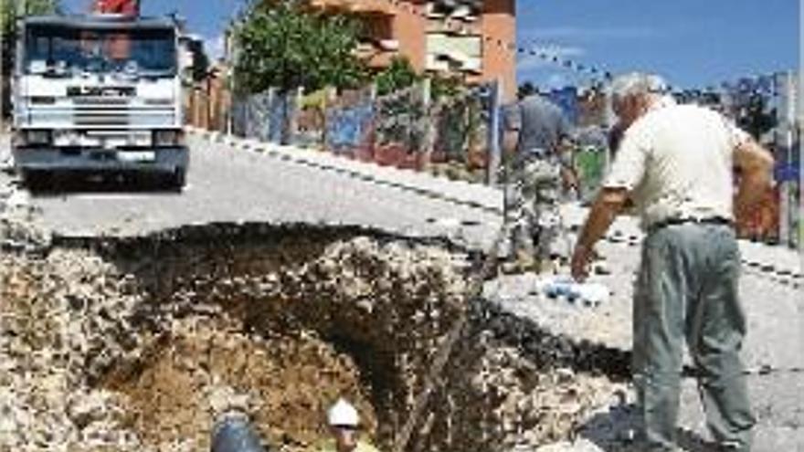 La pluja provoca un forat al carrer Pare Coll de Berga