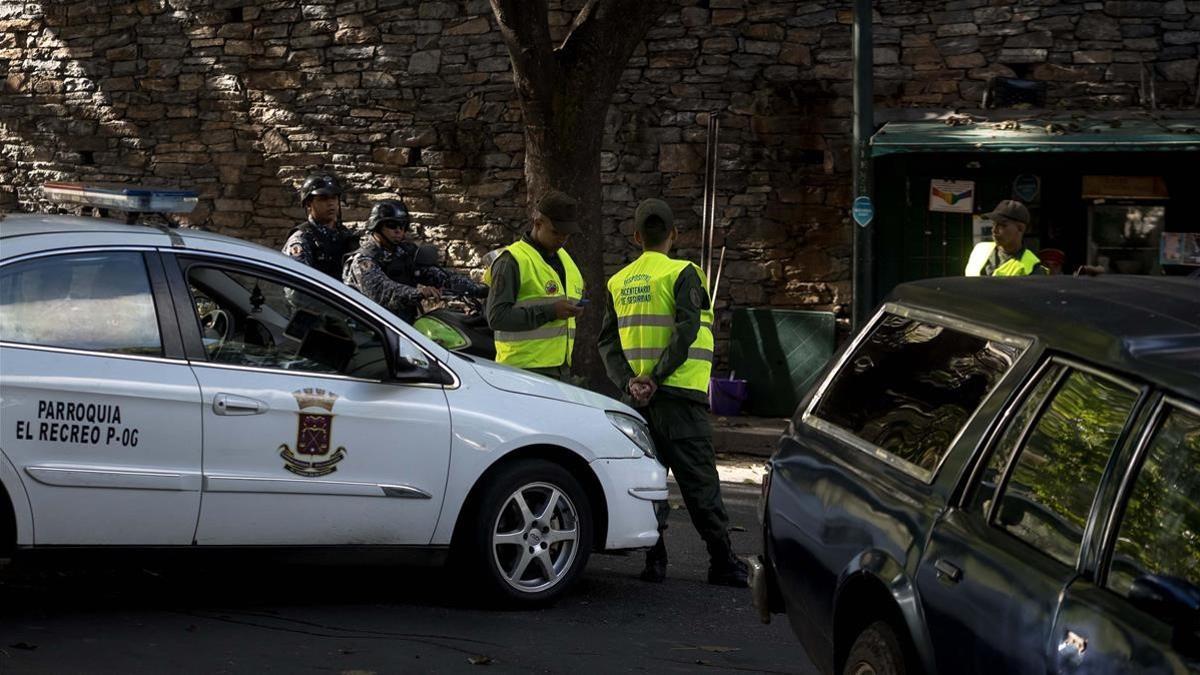 Militares y policías custodian la morgue de Caracas donde presuntamente se encuentra el cuerpo del policía rebelde Oscar Pérez.