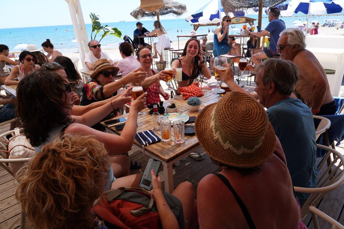 Castellonenses y turistas combaten las altas temperaturas en el mar y los chiringuitos.
