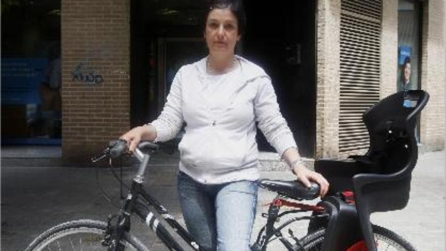 Esmeralda Alcalá posa con la bicicleta con la que tuvo el accidente en abril de 2012.