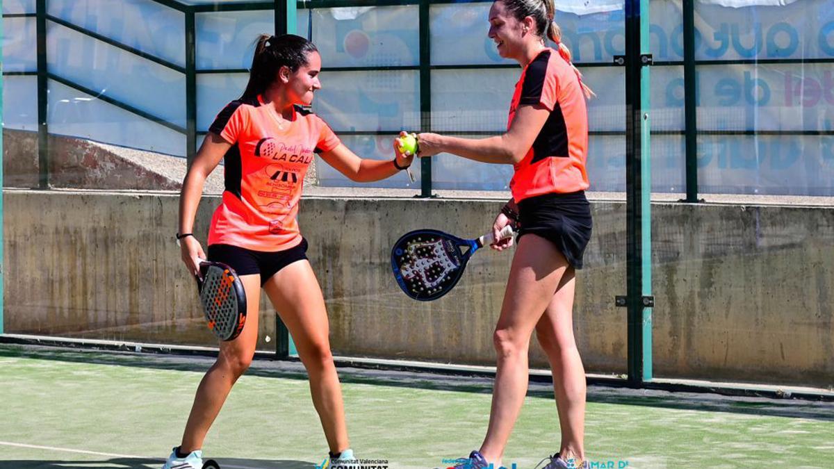 Las chicas del club Padel Indoor La Cala, en acción.