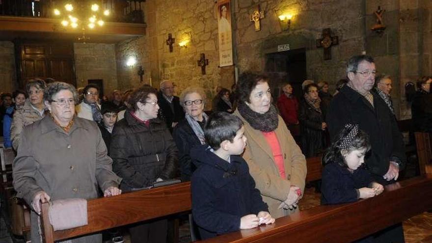 Asistentes a la misa solemne de San Xulián de Pontecesures. // Parga