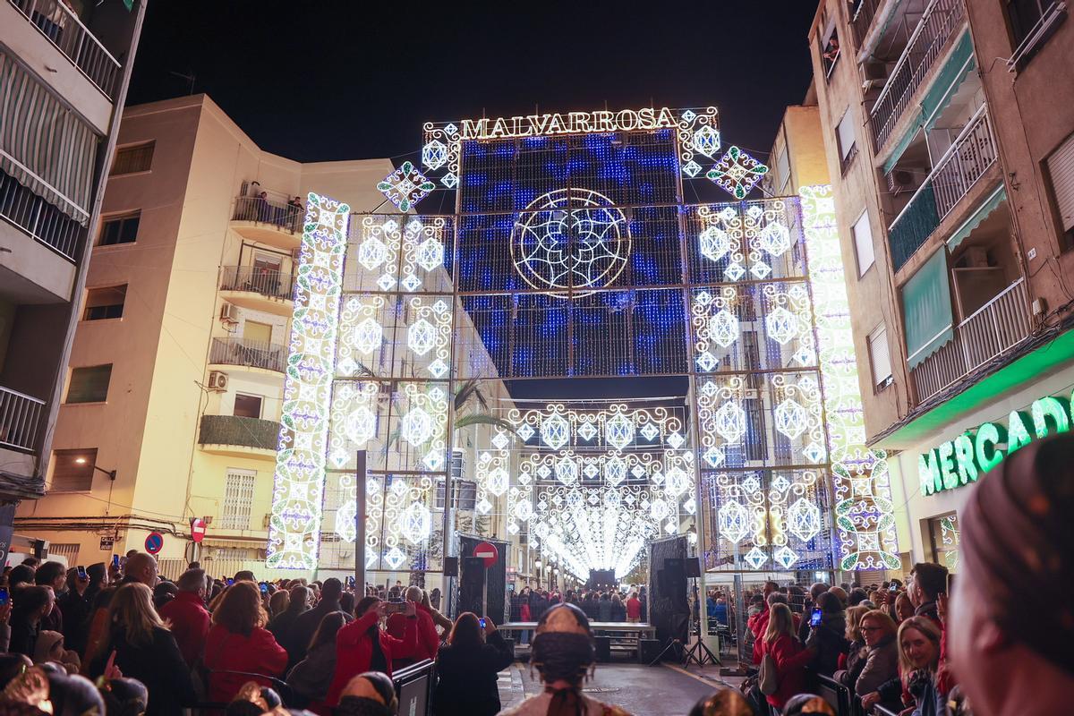 Malvarrosa celebra su tercer premio con la inauguración de sus luces