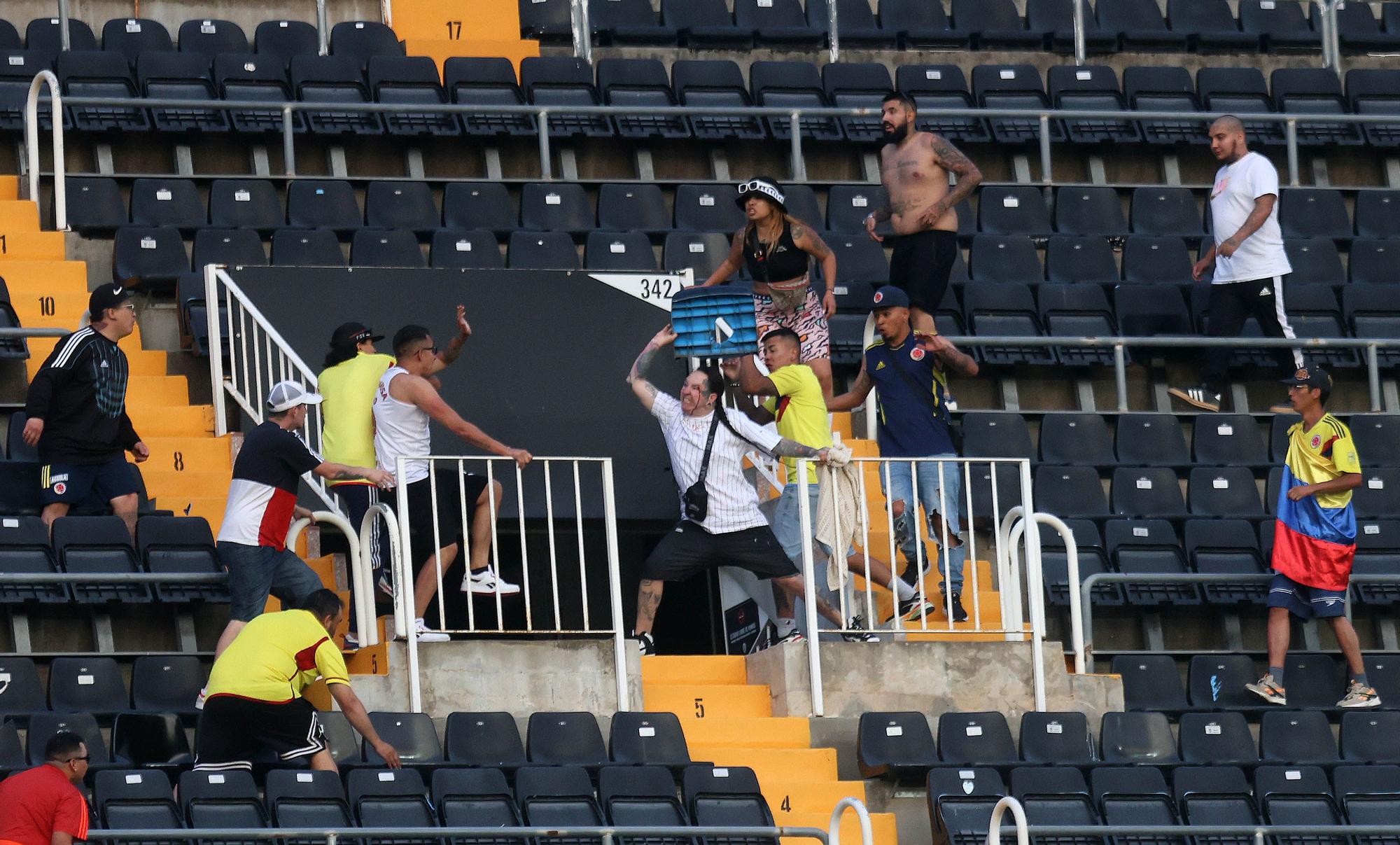 Las imágenes de la batalla campal en Mestalla