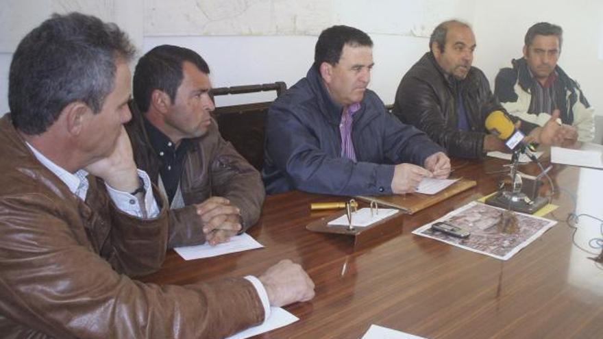 Miembros de la Junta Agropecuaria Local durante su comparecencia pública.