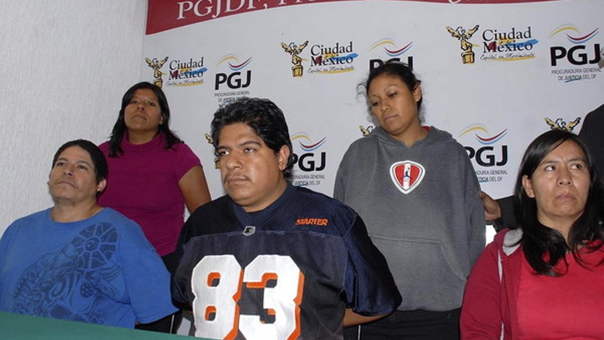 Jorge Antonio Iniestra Salas (en el centro), junto a cuatro familiares, el martes, en Ciudad de México.