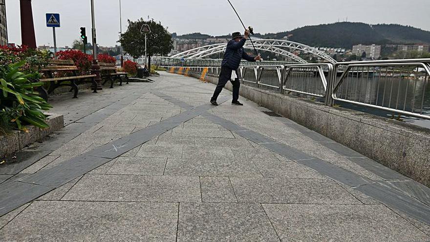 Un pescador en el paseo de Orillamar, ayer.   | // GUSTAVO SANTOS