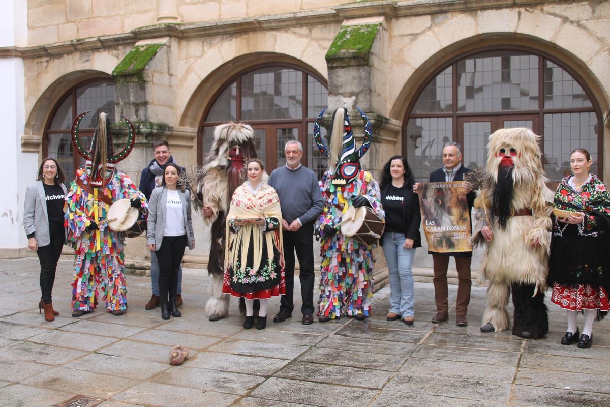 El presidente de la Diputación de Cáceres, con los alcaldes de Pional y Acehúche, en la presentación de las fiestas en honor a san Sebastián.