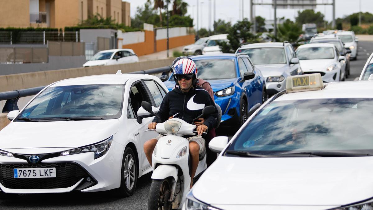 Colas en el inicio de la autovía de Ibiza a Sant Antoni el pasado verano.