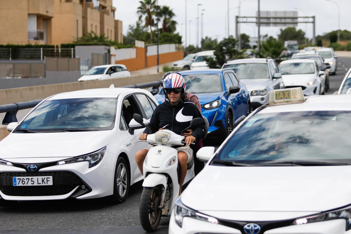 Colas en el inicio de la autovía de Ibiza a Sant Antoni el pasado verano.