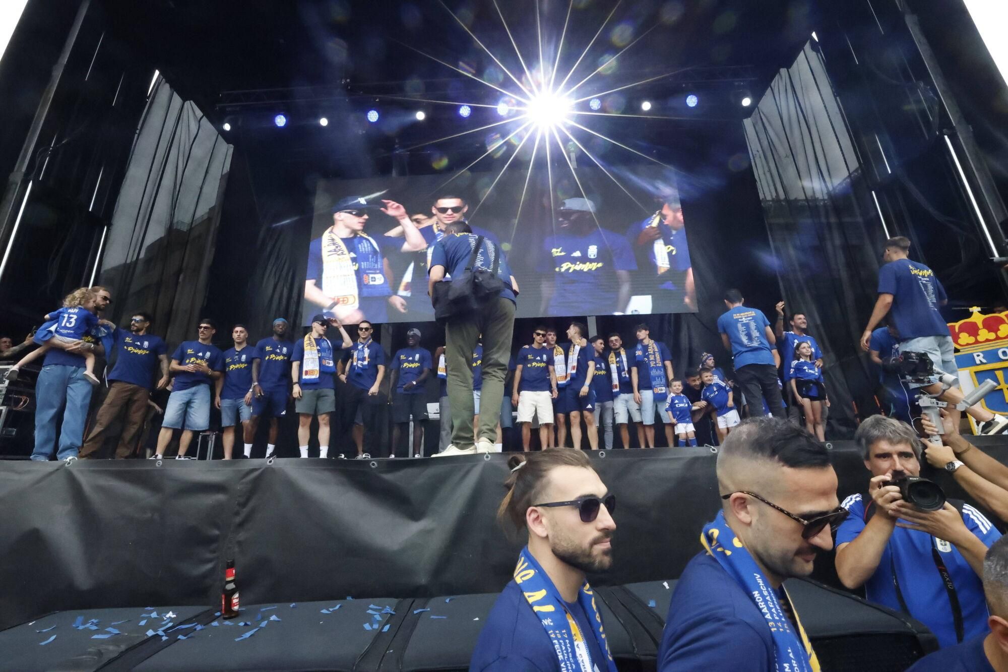 Locura azul en las calles de Oviedo para celebrar el ascenso del equipo a Primera División